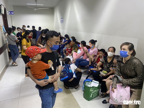 Bệnh nhi nằm vạ vật vì nhiều bệnh viện ở Hà Nội quá tải - Ảnh 1. Bệnh nhi nằm vạ vật vì nhiều bệnh viện ở Hà Nội quá tải - Ảnh 1.