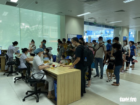Bệnh nhi nằm vạ vật vì nhiều bệnh viện ở Hà Nội quá tải - Ảnh 5. Bệnh nhi nằm vạ vật vì nhiều bệnh viện ở Hà Nội quá tải - Ảnh 5.