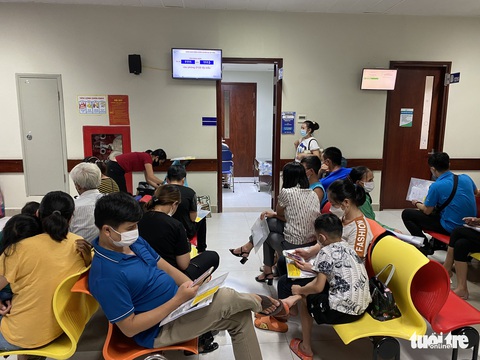 Bệnh nhi nằm vạ vật vì nhiều bệnh viện ở Hà Nội quá tải - Ảnh 4. Bệnh nhi nằm vạ vật vì nhiều bệnh viện ở Hà Nội quá tải - Ảnh 4.