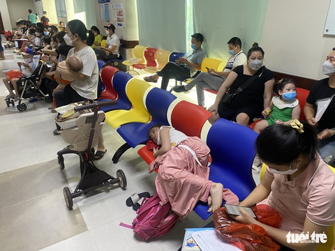 Bệnh nhi nằm vạ vật vì nhiều bệnh viện ở Hà Nội quá tải - Ảnh 3. Bệnh nhi nằm vạ vật vì nhiều bệnh viện ở Hà Nội quá tải - Ảnh 3.