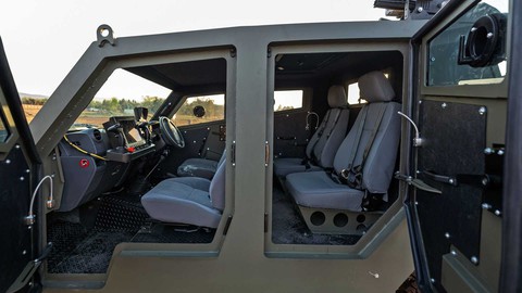 Toyota Land Cruiser độ 6 bánh, bọc thép, có cả máy phóng tên lửa đánh chặn - Ảnh 6. Toyota Land Cruiser độ 6 bánh, bọc thép, có cả máy phóng tên lửa đánh chặn - Ảnh 6.