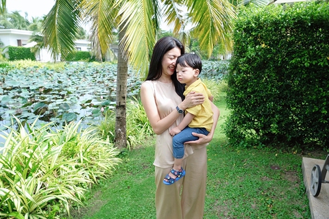 Ảnh vui sao Việt 21-9: Đàm Vĩnh Hưng trổ tài cắt tóc vì nhớ nghề - Ảnh 5. Ảnh vui sao Việt 21-9: Đàm Vĩnh Hưng trổ tài cắt tóc vì nhớ nghề - Ảnh 5.