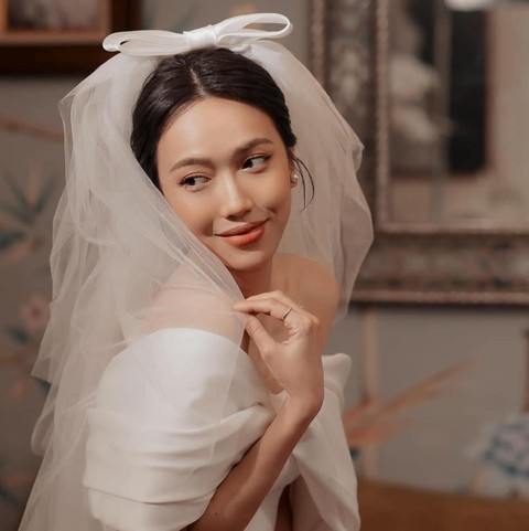 Tiến Luật lầy lội chế ảnh cưới của Diệu Nhi, cà khịa luôn Thu Trang - Ảnh 1. Tiến Luật lầy lội chế ảnh cưới của Diệu Nhi, cà khịa luôn Thu Trang - Ảnh 1.