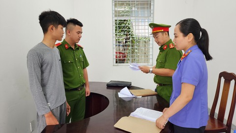 Khởi tố nam thanh niên đi xe máy không đội mũ bảo hiểm, tông cảnh sát nhập viện - Ảnh 1. Khởi tố nam thanh niên đi xe máy không đội mũ bảo hiểm, tông cảnh sát nhập viện - Ảnh 1.