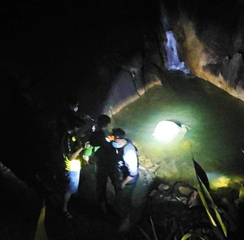 Phát hiện thi thể nam giới trong bao tải dưới thác nước ở đèo Khánh Lê - Ảnh 1. Phát hiện thi thể nam giới trong bao tải dưới thác nước ở đèo Khánh Lê - Ảnh 1.