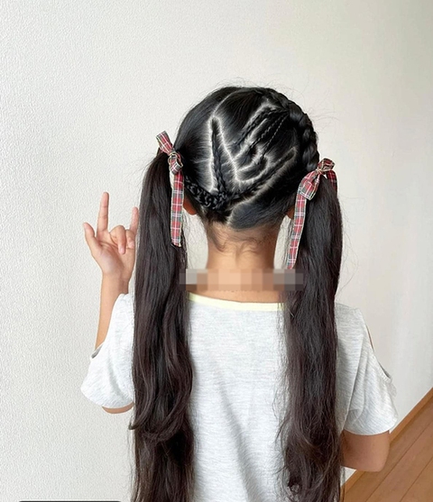 Những kiểu tóc tết độc lạ cho bé khiến phụ huynh trầm trồ thán phục - Ảnh 2. Những kiểu tóc tết độc lạ cho bé khiến phụ huynh trầm trồ thán phục - Ảnh 2.