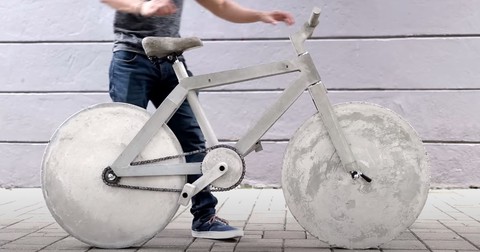 Xe đạp làm... từ bê tông, nặng hơn 130kg - Ảnh 1. Xe đạp làm... từ bê tông, nặng hơn 130kg - Ảnh 1.
