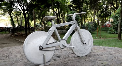Xe đạp làm... từ bê tông, nặng hơn 130kg - Ảnh 3. Xe đạp làm... từ bê tông, nặng hơn 130kg - Ảnh 3.