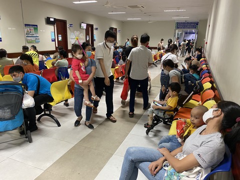 Nhiều bệnh viện ở TP.HCM, Hà Nội đang chật kín bệnh nhi nhiễm vi rút, bệnh hô hấp... - Ảnh 1. Nhiều bệnh viện ở TP.HCM, Hà Nội đang chật kín bệnh nhi nhiễm vi rút, bệnh hô hấp... - Ảnh 1.