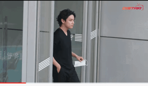 Netizen phản ứng mạnh với thái độ lạnh lùng boy của V BTS - Ảnh 4. Netizen phản ứng mạnh với thái độ lạnh lùng boy của V BTS - Ảnh 4.