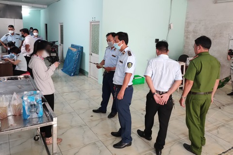 Thành viên Công ty Trình Nhi tại TP.HCM bị kiểm tra, chỉ mỗi cô công nhân tiếp đoàn - Ảnh 1. Thành viên Công ty Trình Nhi tại TP.HCM bị kiểm tra, chỉ mỗi cô công nhân tiếp đoàn - Ảnh 1.