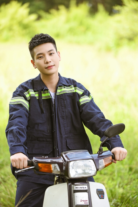 Quân A.P thành lính cứu hỏa, netizen thốt lên phải chi anh lính cứu hỏa nào cũng điển trai thế này! - Ảnh 8. Quân A.P thành lính cứu hỏa, netizen thốt lên phải chi anh lính cứu hỏa nào cũng điển trai thế này! - Ảnh 8.