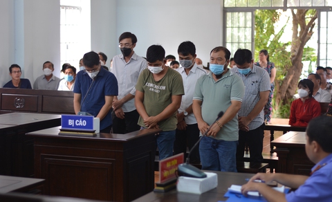 Làm giả kết quả xét nghiệm COVID-19 để thông chốt, cả nhóm lãnh án tù - Ảnh 1. Làm giả kết quả xét nghiệm COVID-19 để thông chốt, cả nhóm lãnh án tù - Ảnh 1.