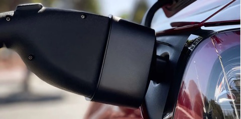 Tesla cuối cùng đã cho chủ xe dùng trạm sạc khác hãng - Ảnh 1. Tesla cuối cùng đã cho chủ xe dùng trạm sạc khác hãng - Ảnh 1.