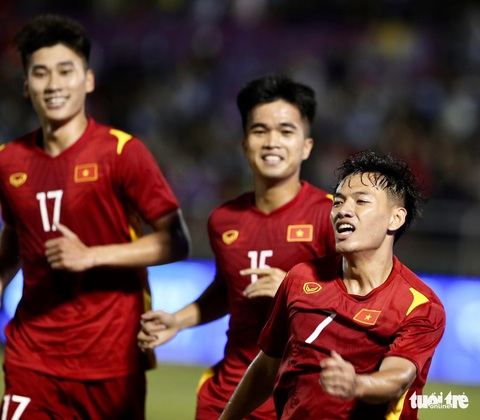 Tung cả 6 tân binh vào sân, tuyển Việt Nam vẫn thắng đậm Singapore - Ảnh 3. Tung cả 6 tân binh vào sân, tuyển Việt Nam vẫn thắng đậm Singapore - Ảnh 3.