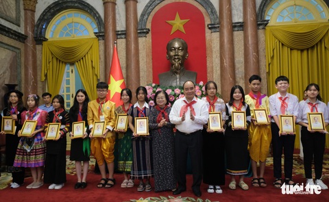 Chủ tịch nước Nguyễn Xuân Phúc gặp gỡ thiếu nhi 54 dân tộc - Ảnh 3. Chủ tịch nước Nguyễn Xuân Phúc gặp gỡ thiếu nhi 54 dân tộc - Ảnh 3.