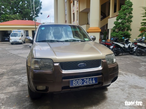 Tạm giữ xe chở luật sư gắn biển số xanh - Ảnh 2. Tạm giữ xe chở luật sư gắn biển số xanh - Ảnh 2.