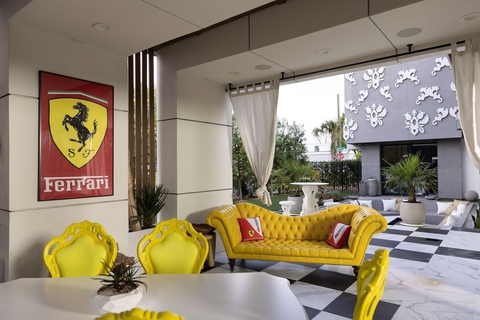 ‘Nhà Ferrari’ giá 3,96 triệu USD: Như garage siêu xe, chỉ không kèm ‘Ngựa chồm’ - Ảnh 12. ‘Nhà Ferrari’ giá 3,96 triệu USD: Như garage siêu xe, chỉ không kèm ‘Ngựa chồm’ - Ảnh 12.