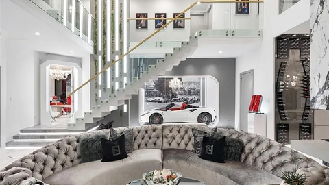 ‘Nhà Ferrari’ giá 3,96 triệu USD: Như garage siêu xe, chỉ không kèm ‘Ngựa chồm’ - Ảnh 7. ‘Nhà Ferrari’ giá 3,96 triệu USD: Như garage siêu xe, chỉ không kèm ‘Ngựa chồm’ - Ảnh 7.