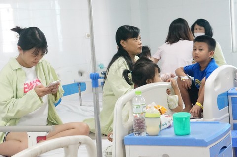 Bệnh nhi nằm vạ vật vì nhiều bệnh viện ở Hà Nội quá tải - Ảnh 2. Bệnh nhi nằm vạ vật vì nhiều bệnh viện ở Hà Nội quá tải - Ảnh 2.