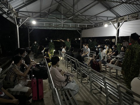 Biên phòng Long An tiếp nhận 34 người Việt Nam lao động trái phép ở Campuchia - Ảnh 1. Biên phòng Long An tiếp nhận 34 người Việt Nam lao động trái phép ở Campuchia - Ảnh 1.