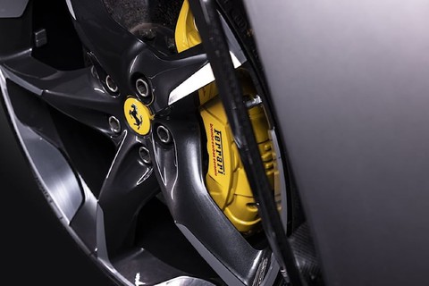 Ferrari định làm bánh xe kiểu dị chưa từng có - Ảnh 2. Ferrari định làm bánh xe kiểu dị chưa từng có - Ảnh 2.