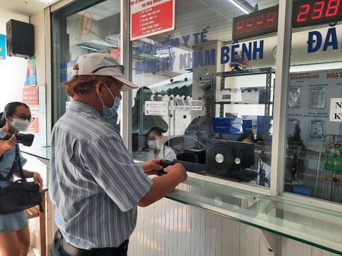 Xử phạt một nhân viên khoa dược bệnh viện mượn thẻ BHYT xài gần 2 năm - Ảnh 1. Xử phạt một nhân viên khoa dược bệnh viện mượn thẻ BHYT xài gần 2 năm - Ảnh 1.