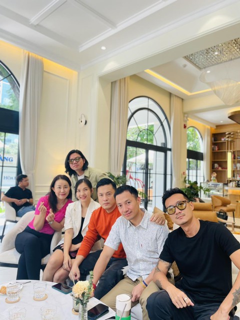 Dàn sao hội tụ mừng rapper Tiến Đạt bắt tay cùng Hoàng Bách - Ảnh 3. Dàn sao hội tụ mừng rapper Tiến Đạt bắt tay cùng Hoàng Bách - Ảnh 3.