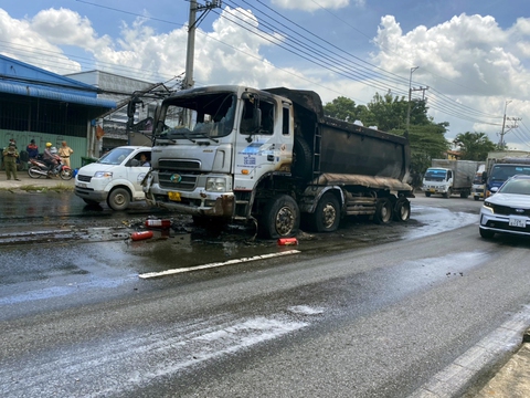 Xe ben bốc cháy, quốc lộ 51 ùn tắc kéo dài - Ảnh 1. Xe ben bốc cháy, quốc lộ 51 ùn tắc kéo dài - Ảnh 1.
