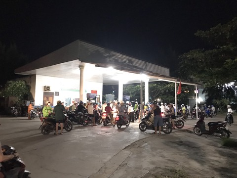 Xăng về trong đêm, người dân đảo Phú Quý tranh thủ mang xe ra nạp - Ảnh 1. Xăng về trong đêm, người dân đảo Phú Quý tranh thủ mang xe ra nạp - Ảnh 1.