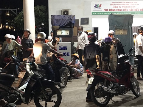 Xăng về trong đêm, người dân đảo Phú Quý tranh thủ mang xe ra nạp - Ảnh 2. Xăng về trong đêm, người dân đảo Phú Quý tranh thủ mang xe ra nạp - Ảnh 2.