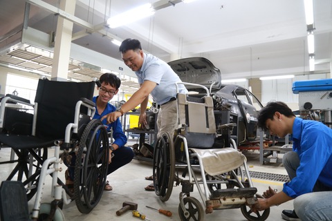 Thầy trò và xưởng sửa xe lăn miễn phí - Ảnh 1. Thầy trò và xưởng sửa xe lăn miễn phí - Ảnh 1.