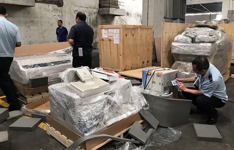 Vụ 2 cán bộ công an buôn lậu: Hàng ngàn container nhập lậu trót lọt ra sao? - Ảnh 1. Vụ 2 cán bộ công an buôn lậu: Hàng ngàn container nhập lậu trót lọt ra sao? - Ảnh 1.