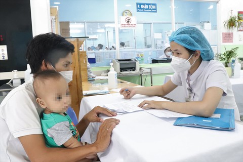 Chuẩn bị tiêm vắc xin phòng COVID-19 cho trẻ từ 6 tháng đến dưới 5 tuổi - Ảnh 1. Chuẩn bị tiêm vắc xin phòng COVID-19 cho trẻ từ 6 tháng đến dưới 5 tuổi - Ảnh 1.