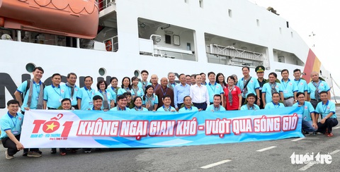 Gần 150 đại biểu TP.HCM thăm chiến sĩ và người dân các đảo Tây Nam của Tổ quốc - Ảnh 1. Gần 150 đại biểu TP.HCM thăm chiến sĩ và người dân các đảo Tây Nam của Tổ quốc - Ảnh 1.