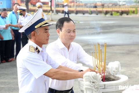 Gần 150 đại biểu TP.HCM thăm chiến sĩ và người dân các đảo Tây Nam của Tổ quốc - Ảnh 2. Gần 150 đại biểu TP.HCM thăm chiến sĩ và người dân các đảo Tây Nam của Tổ quốc - Ảnh 2.