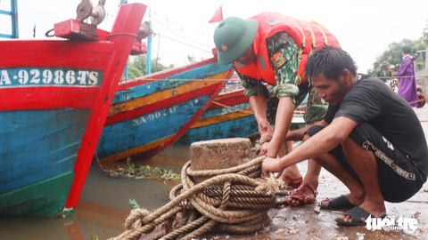Nghệ An kêu gọi hơn 3.300 tàu vào bờ tránh bão, 225 hồ chứa đầy nước - Ảnh 1. Nghệ An kêu gọi hơn 3.300 tàu vào bờ tránh bão, 225 hồ chứa đầy nước - Ảnh 1.