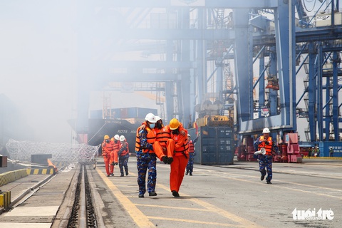 Hàng trăm người diễn tập chữa cháy tàu 25.000 tấn trong cảng Cát Lái - Ảnh 3. Hàng trăm người diễn tập chữa cháy tàu 25.000 tấn trong cảng Cát Lái - Ảnh 3.