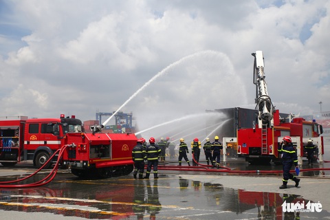 Hàng trăm người diễn tập chữa cháy tàu 25.000 tấn trong cảng Cát Lái - Ảnh 5. Hàng trăm người diễn tập chữa cháy tàu 25.000 tấn trong cảng Cát Lái - Ảnh 5.
