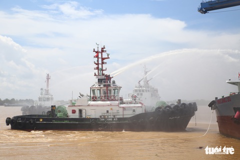 Hàng trăm người diễn tập chữa cháy tàu 25.000 tấn trong cảng Cát Lái - Ảnh 7. Hàng trăm người diễn tập chữa cháy tàu 25.000 tấn trong cảng Cát Lái - Ảnh 7.