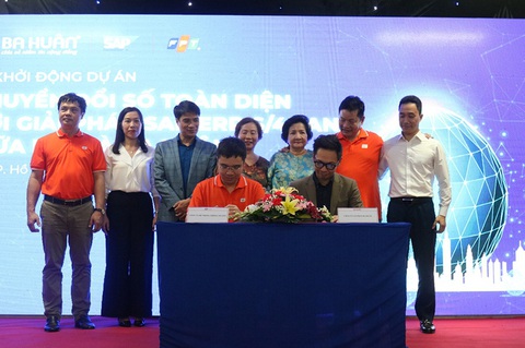 Ba Huân bắt tay FPT chuyển đổi số - Ảnh 1. Ba Huân bắt tay FPT chuyển đổi số - Ảnh 1.