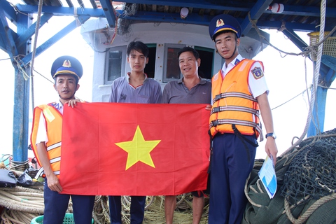 Vùng Cảnh sát biển 4 diễn tập bắn đạn thật trên biển - Ảnh 4. Vùng Cảnh sát biển 4 diễn tập bắn đạn thật trên biển - Ảnh 4.