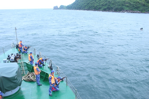 Vùng Cảnh sát biển 4 diễn tập bắn đạn thật trên biển - Ảnh 3. Vùng Cảnh sát biển 4 diễn tập bắn đạn thật trên biển - Ảnh 3.