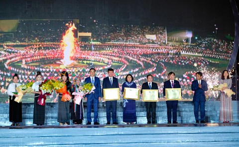 Đêm hội nghệ thuật xòe Thái nhận bằng Di sản văn hóa phi vật thể của UNESCO - Ảnh 2. Đêm hội nghệ thuật xòe Thái nhận bằng Di sản văn hóa phi vật thể của UNESCO - Ảnh 2.