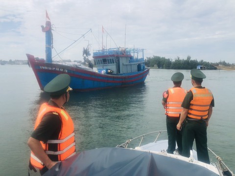 Biên phòng Quảng Ngãi kêu gọi hơn 6.200 lao động trên biển vào bờ - Ảnh 1. Biên phòng Quảng Ngãi kêu gọi hơn 6.200 lao động trên biển vào bờ - Ảnh 1.