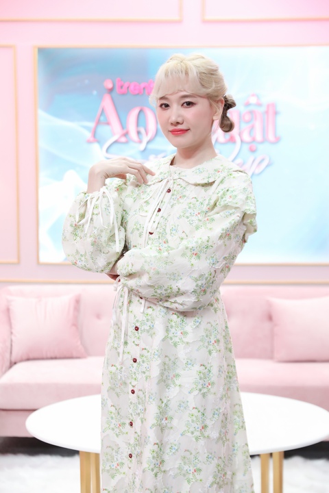 Giật mình với ‘style bà ngoại’ của Hari Won khi lên sóng truyền hình - Ảnh 3. Giật mình với ‘style bà ngoại’ của Hari Won khi lên sóng truyền hình - Ảnh 3.