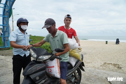Dân ven biển Quảng Nam xúc cát, cột dây thừng chằng chống nhà cửa, hàng quán tránh bão - Ảnh 7. Dân ven biển Quảng Nam xúc cát, cột dây thừng chằng chống nhà cửa, hàng quán tránh bão - Ảnh 7.