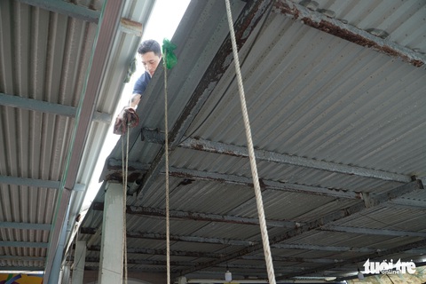 Dân ven biển Quảng Nam xúc cát, cột dây thừng chằng chống nhà cửa, hàng quán tránh bão - Ảnh 9. Dân ven biển Quảng Nam xúc cát, cột dây thừng chằng chống nhà cửa, hàng quán tránh bão - Ảnh 9.