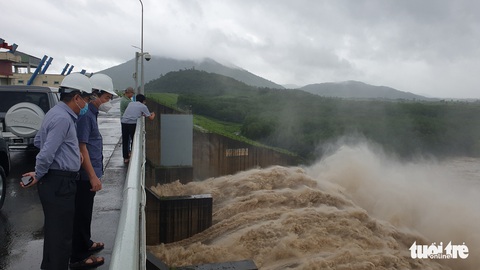 Nước thượng nguồn về nhiều, thủy điện Sông Ba Hạ xả lũ điều tiết - Ảnh 1. Nước thượng nguồn về nhiều, thủy điện Sông Ba Hạ xả lũ điều tiết - Ảnh 1.