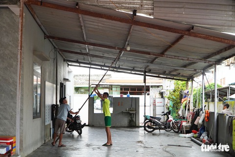 Dân ven biển Quảng Nam xúc cát, cột dây thừng chằng chống nhà cửa, hàng quán tránh bão - Ảnh 5. Dân ven biển Quảng Nam xúc cát, cột dây thừng chằng chống nhà cửa, hàng quán tránh bão - Ảnh 5.